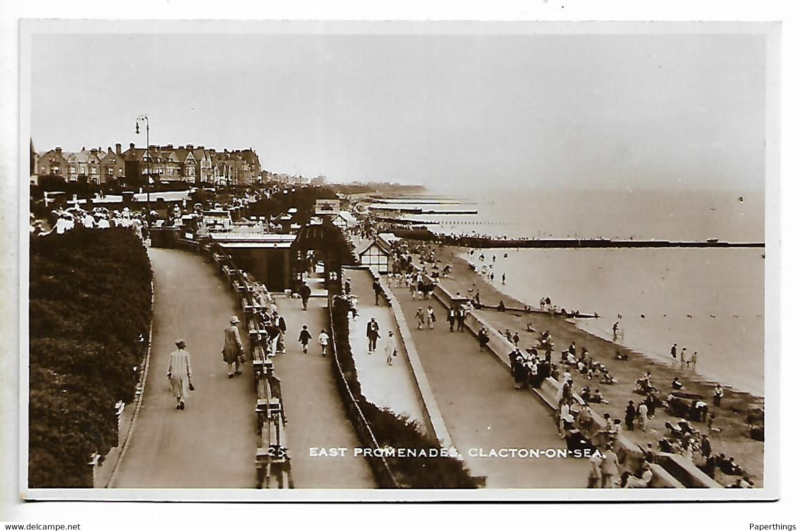 Real Photo Postcard, Clacton-on-sea, East Promenade, People, Beach, Footpath. - Clacton On Sea