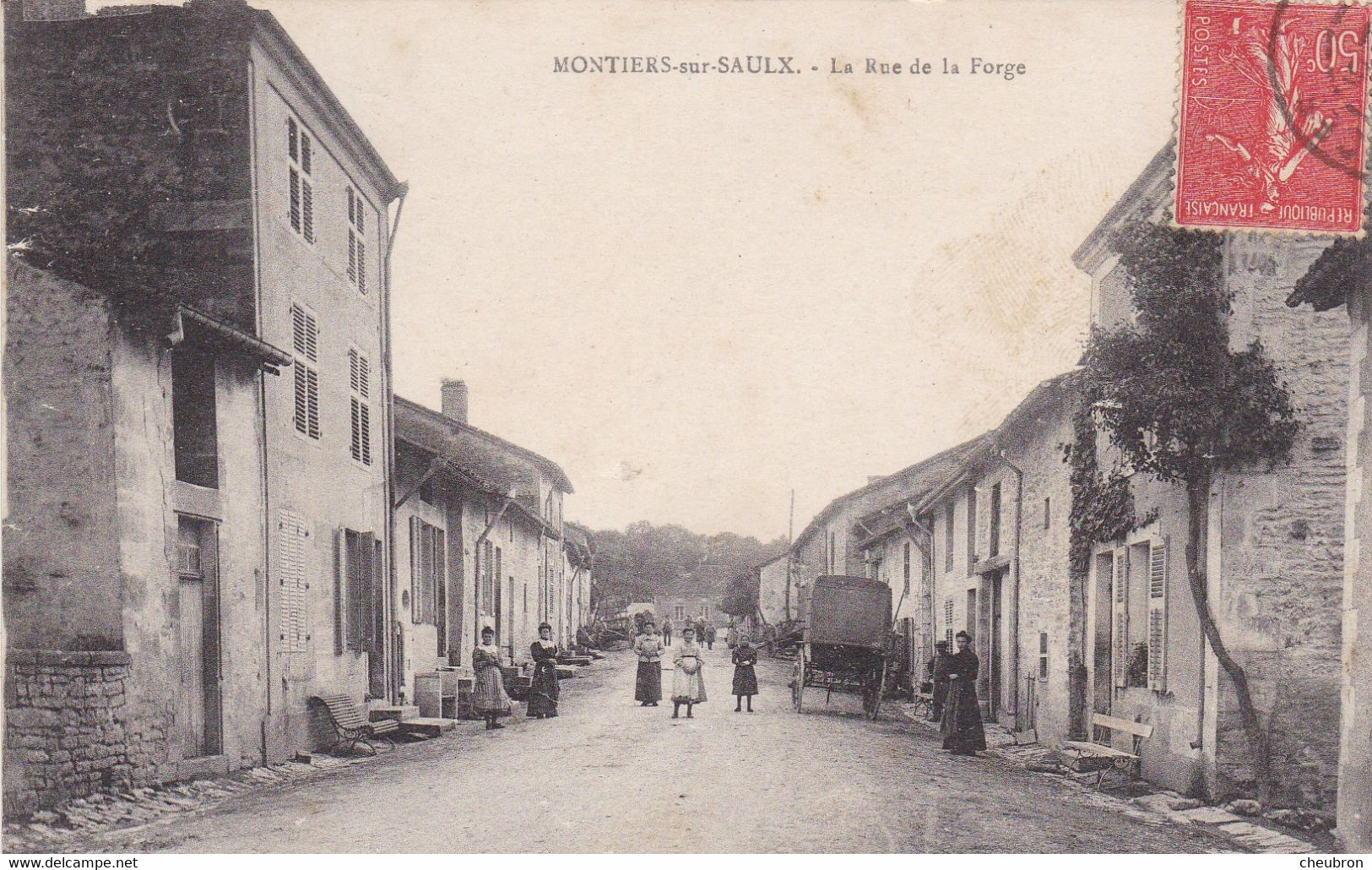 55. MONTIERS SUR SAULX. CPA. ANIMATION.  LA RUE DE LA FORGE - Montiers Sur Saulx