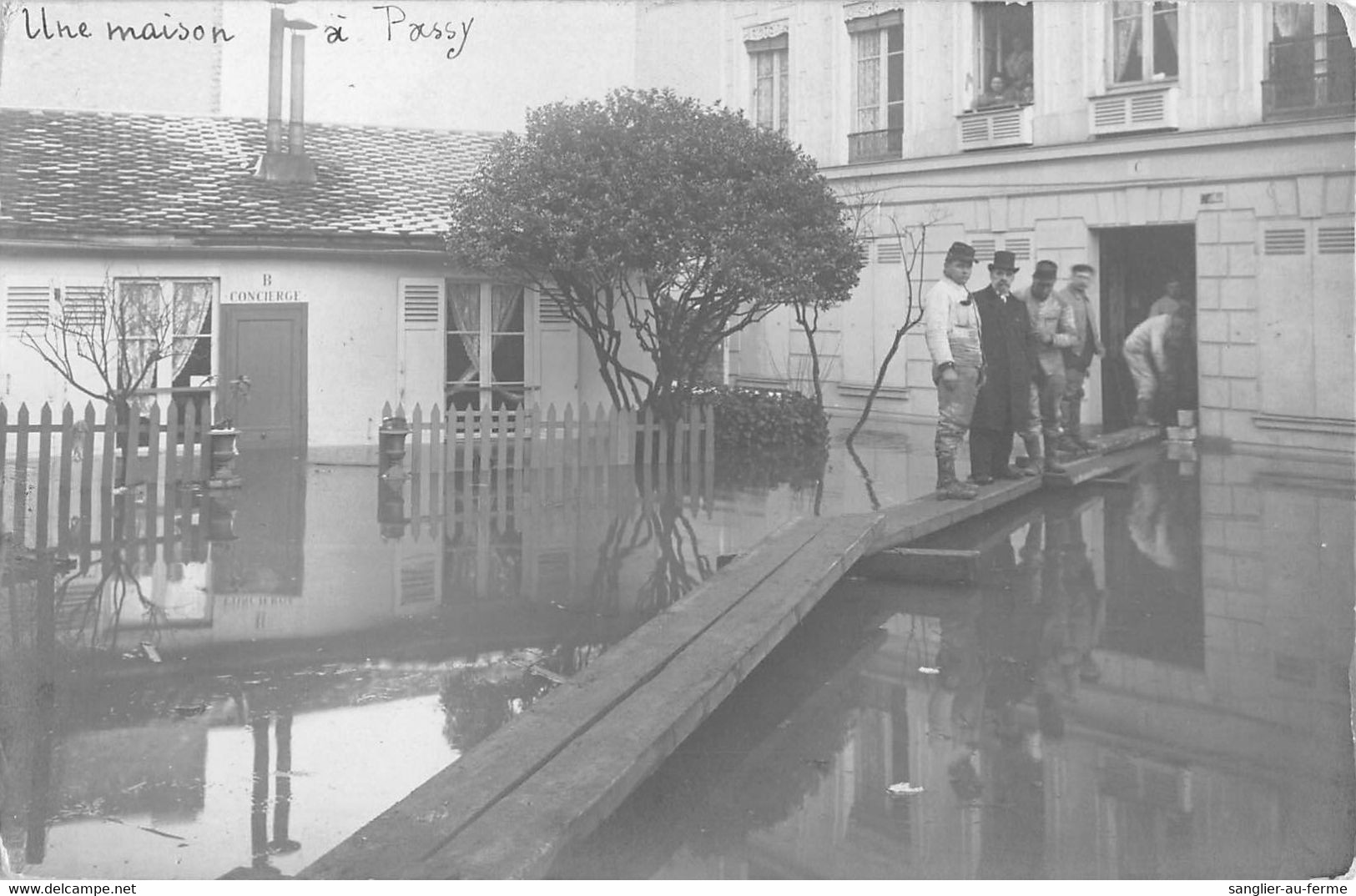 CPA 75 PARIS XVIe CARTE PHOTO UNE MAISON A PASSY PENDANT LES INONDATIONS 29 JANVIER 1910 - Paris (16)