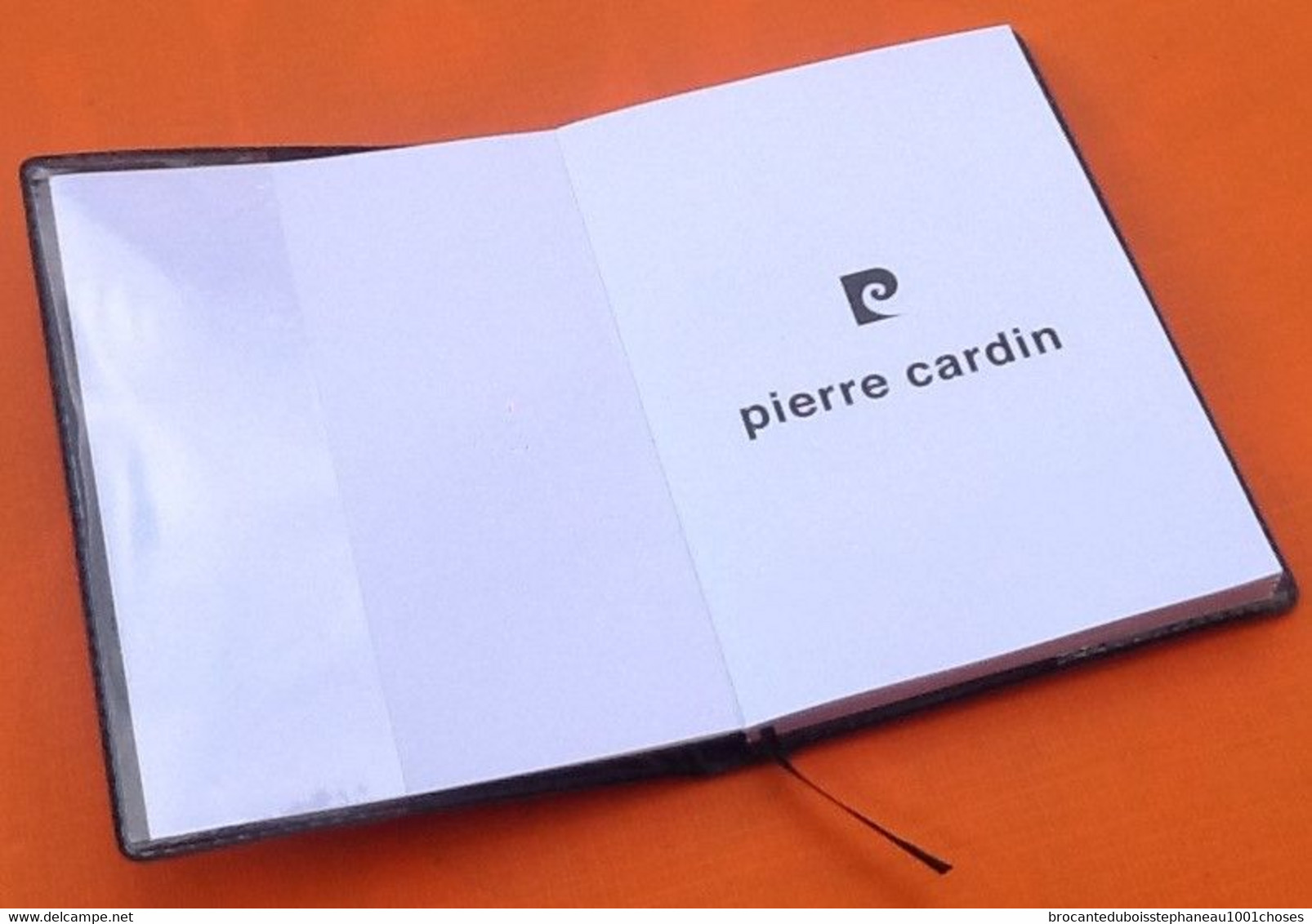 Coffret Pierre Cardin Une signature de Prestige Petit répertoire  alphabétique / bloc note Coloris rouge carmin
