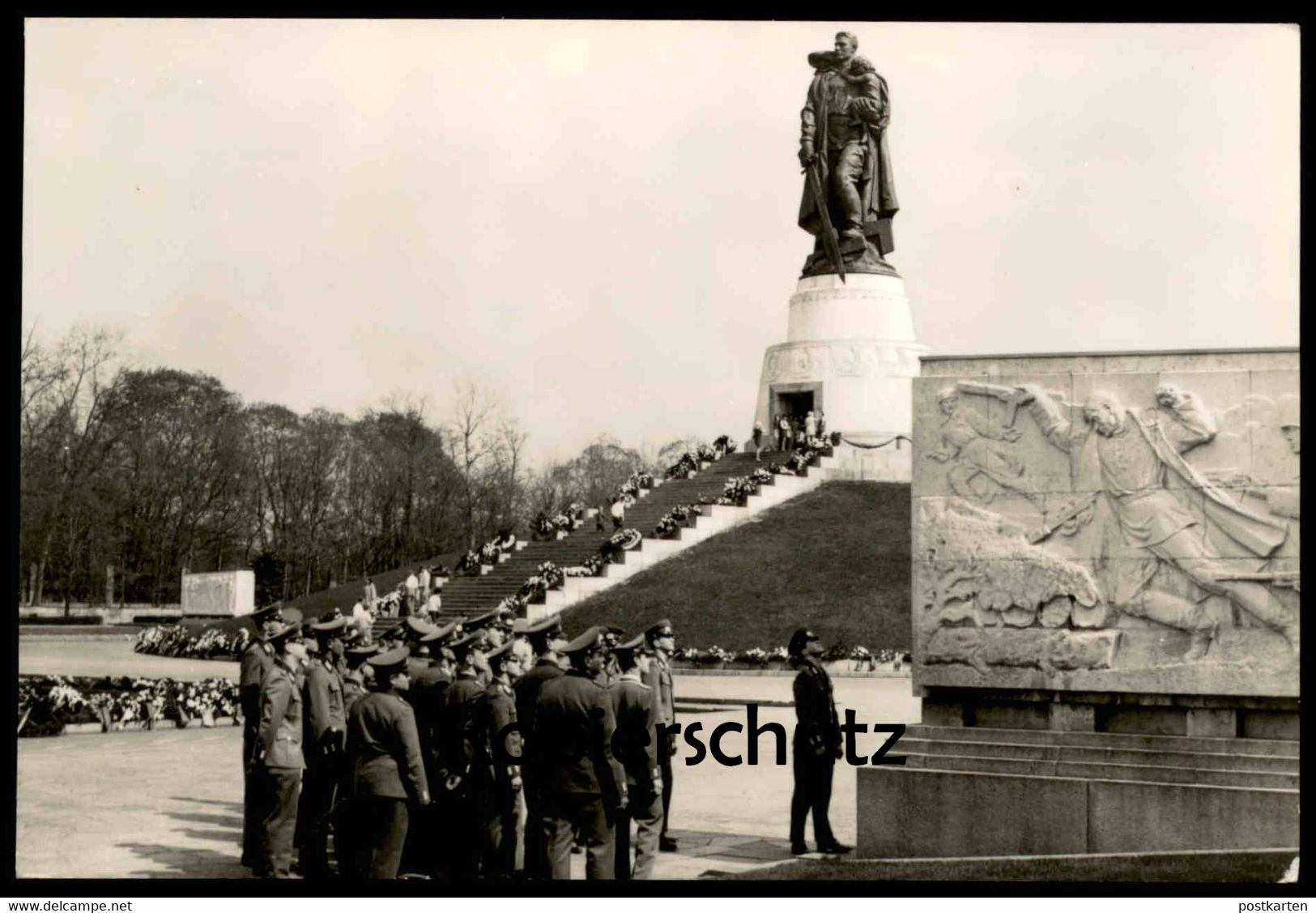 ALTE KARTE POSTKARTE TREPTOW BERLIN SOWJETISCHES EHRENMAL EHRFÜRCHTIGE SOLDATEN NVA Uniform Cpa Postcard Ansichtskarte - Treptow