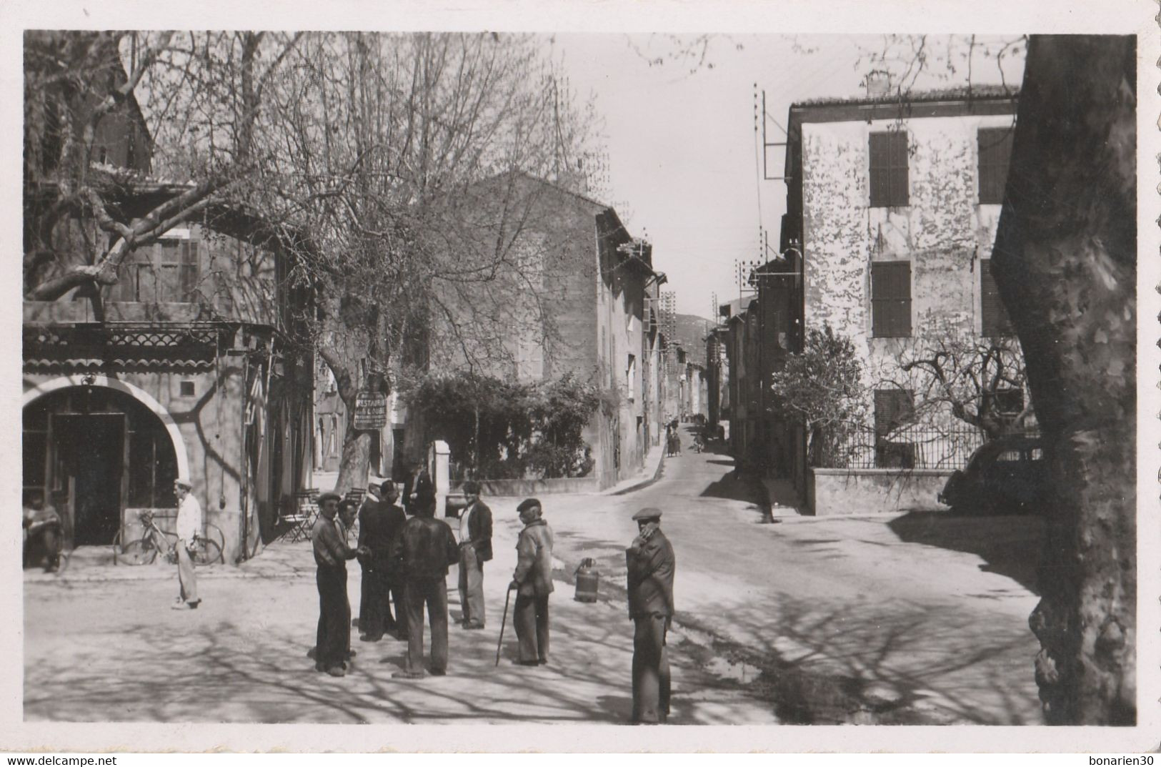 CPSM 83 LA ROQUEBRUSSANNE ENTREE DU VILLAGE ANIMEE - La Roquebrussanne