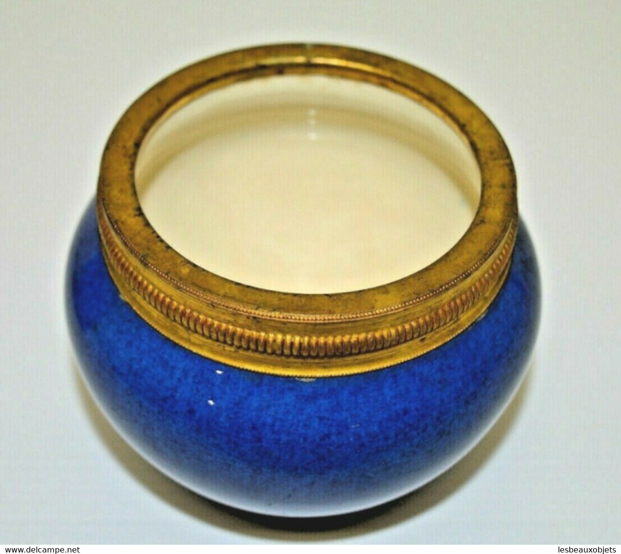 ANCIEN PETIT VASE En PORCELAINE De SEVRES BLEU Bordure Bronze Ou Laiton - Sèvres (FRA)