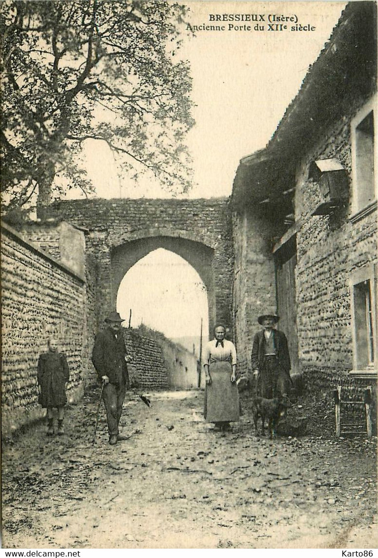 Bressieux * Ruelle Et Ancienne Porte * Villageois - Bressieux