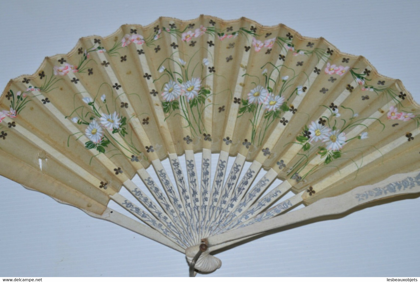 EVENTAIL ANCIEN PAPIER De SOIE PEINT MAIN PANACHE BOIS Guirlande Roses Vitrine Collection Vêtements Anciens - Fans