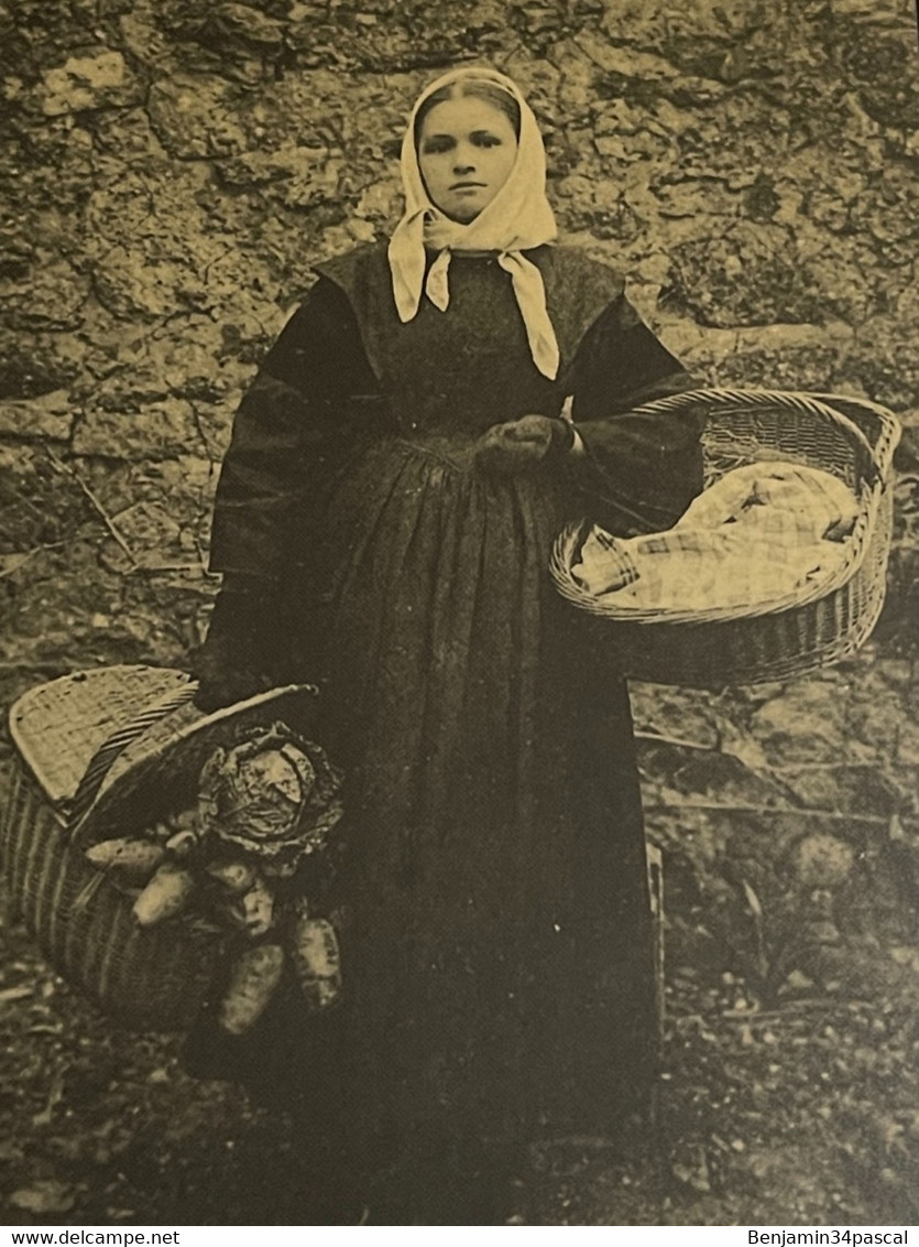 Cpa Finistère, Plouhinec , Marchande De Beurre Revenant Du Marché  ,Edition Cecodi D’après 1900 Qualité - Plouhinec