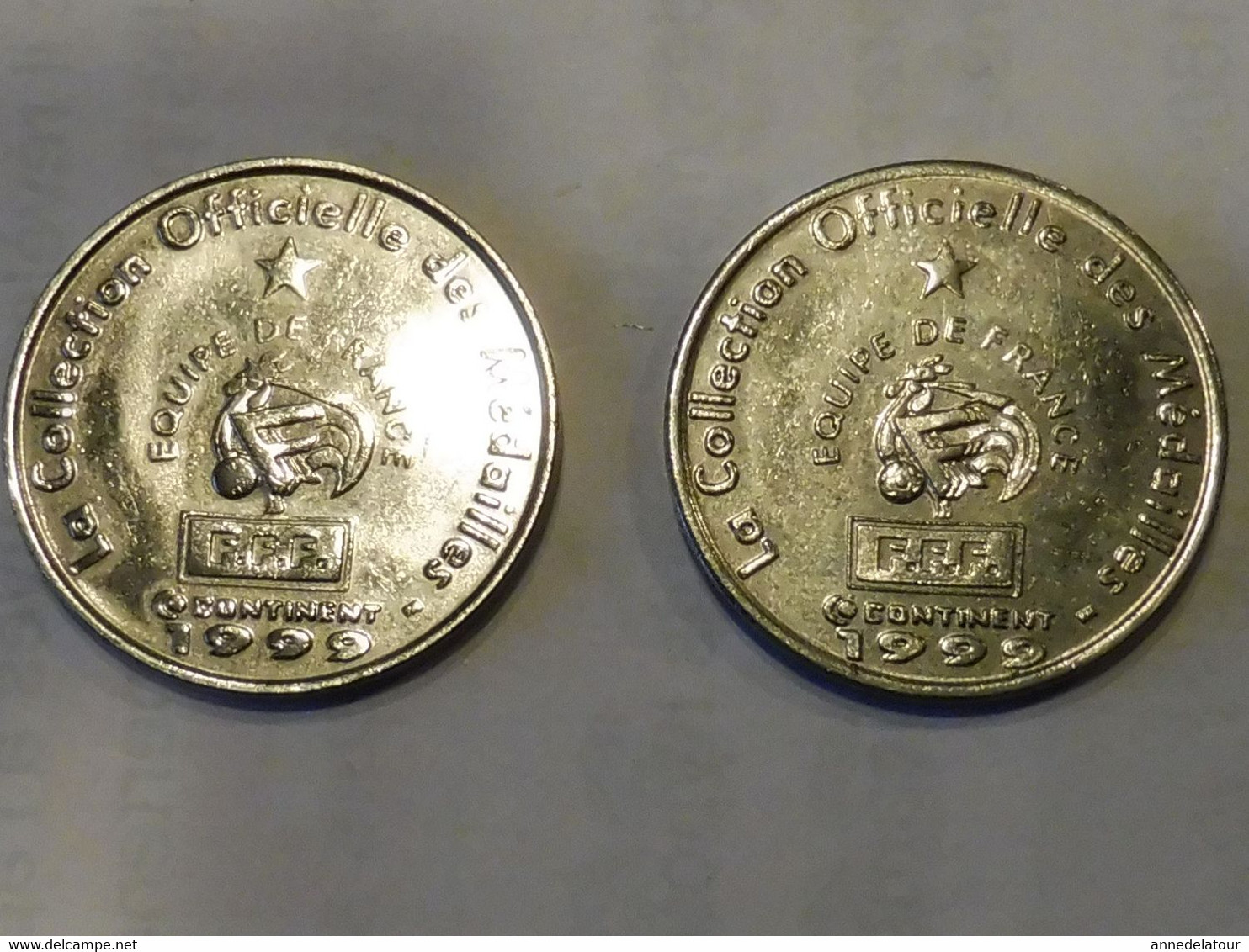 2 Médailles Année 1999  LA COLLECTION OFFICIELLE  DES MEDAILLES F.F.F. (Blanc, Lizarazu) - People