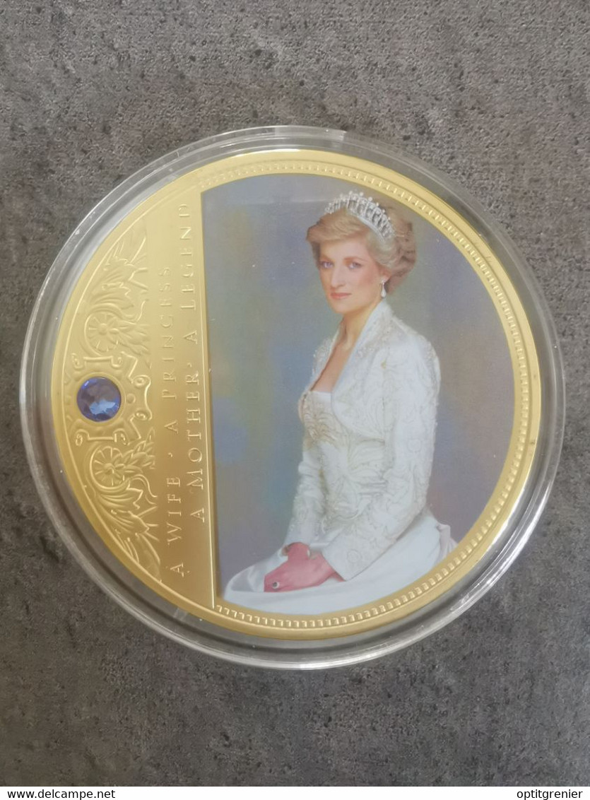 MEDAILLE BE LADY DIANA PORTRAIT OF A PRINCESS / 120 G 70 Mm / Cuivre Doré Colorisé Avec Swarosky COLOR / Sous Capsule - Monarchia/ Nobiltà