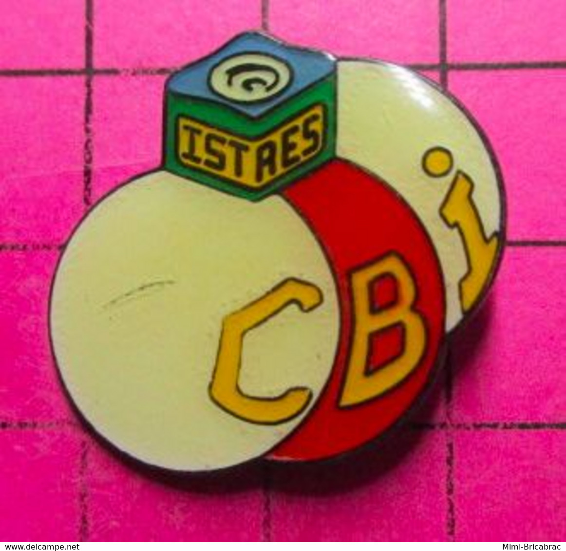 910A Pin's Pins / Beau Et Rare / THEME : SPORTS / ISTRES BILLARD CRAIE BLEUE ET TROIS BOULES - Billiards