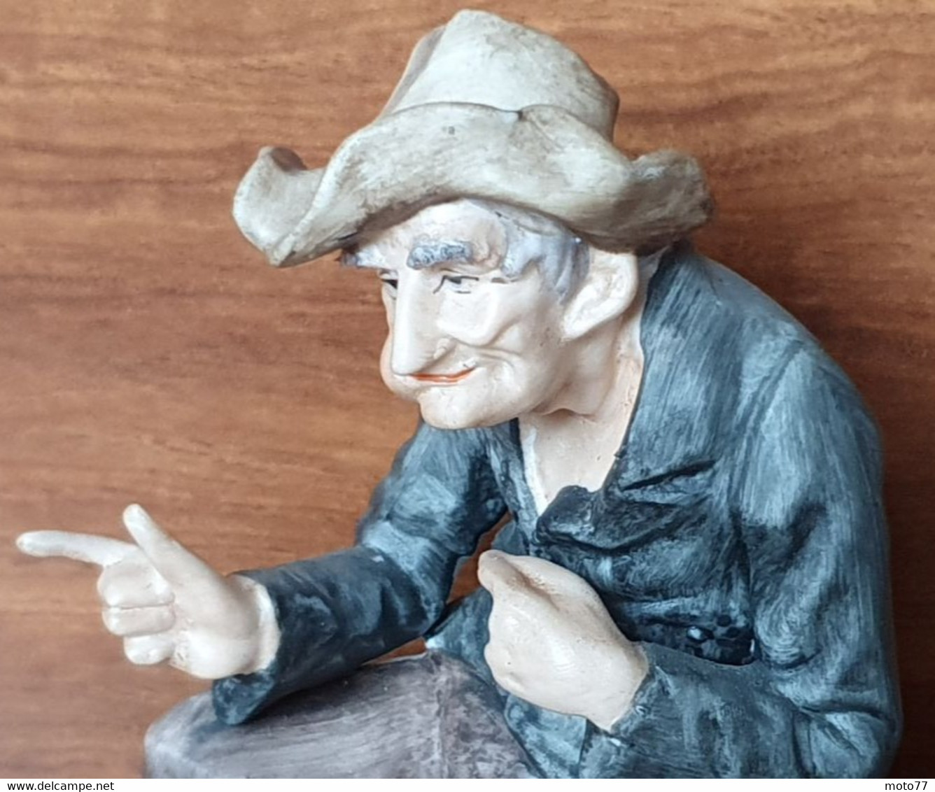 Buveurs au bistro - Hommes - Bouteille de Vin Brioche Casquette Chapeau - STATUETTE - Très bon état - vers 1980