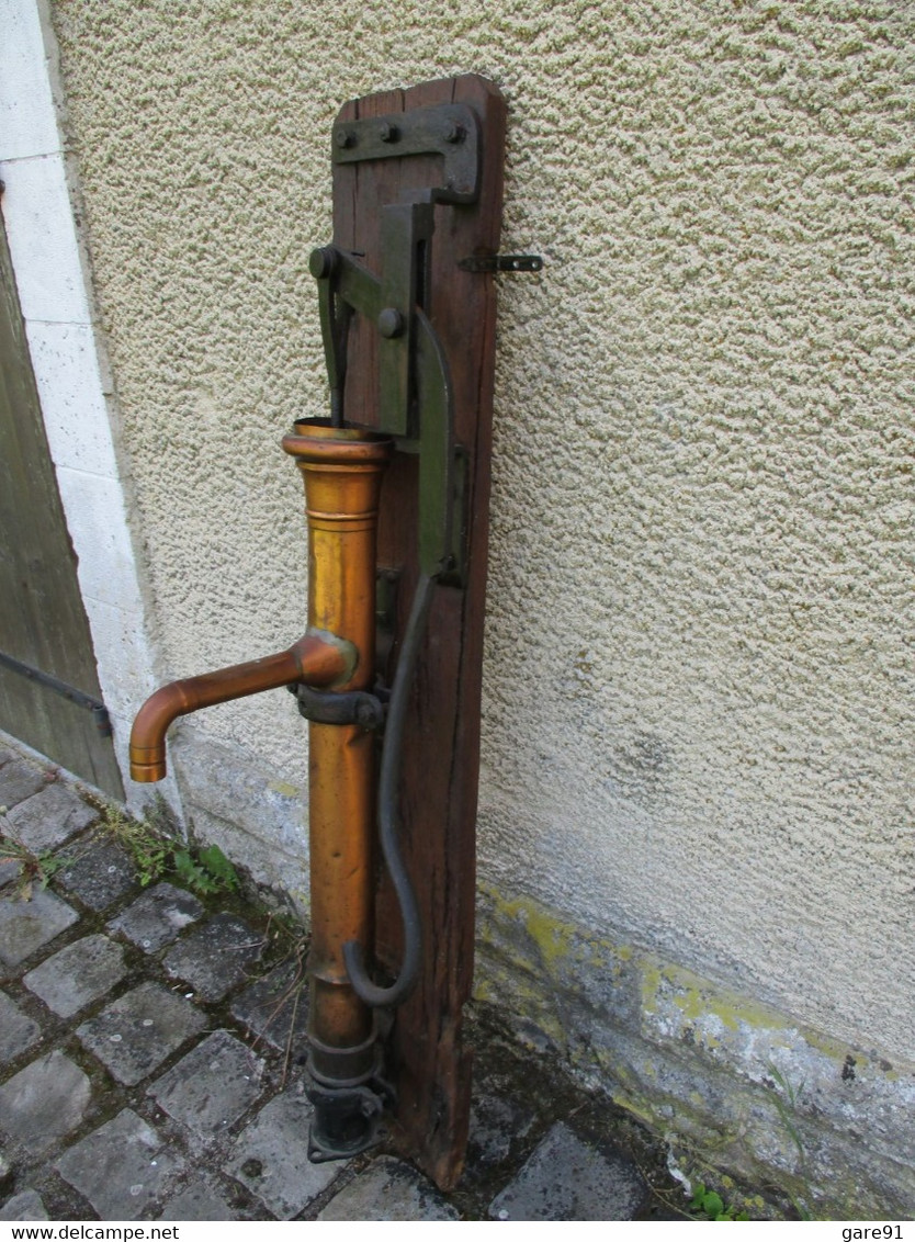 Outils anciens - Pompe à eau cuivre et fer forgé