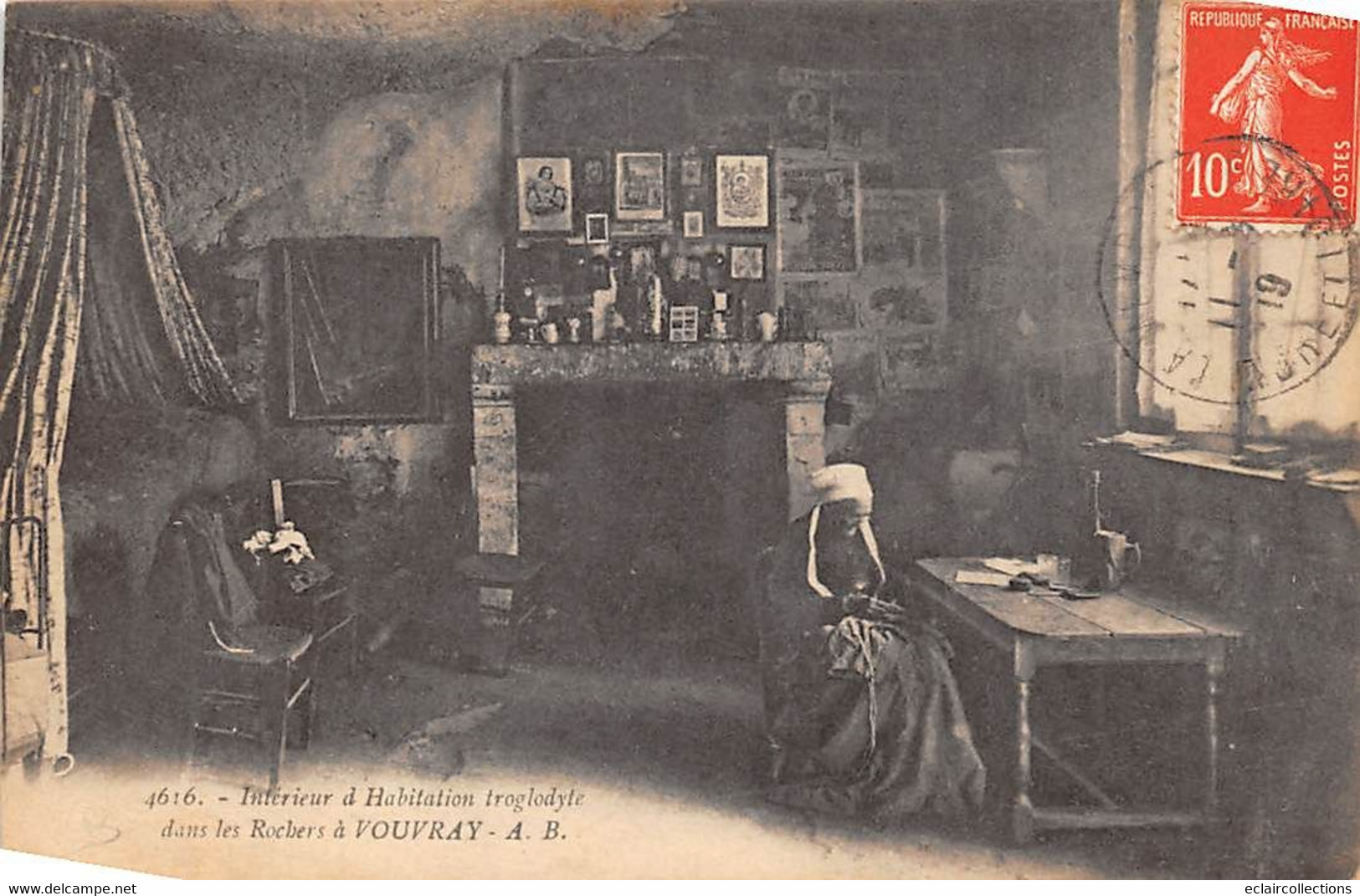 Vouvray         37        Femme Dans Son Intérieur D'habitation Troglodyte     (voir Scan) - Vouvray