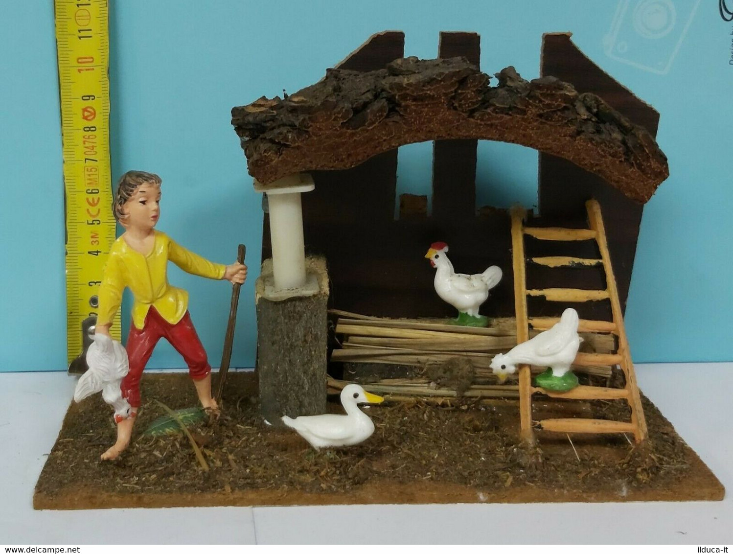 95575 Pastorello Presepe - Diorama - Ragazzo Con Galline Nel Pollaio - Christmas Cribs