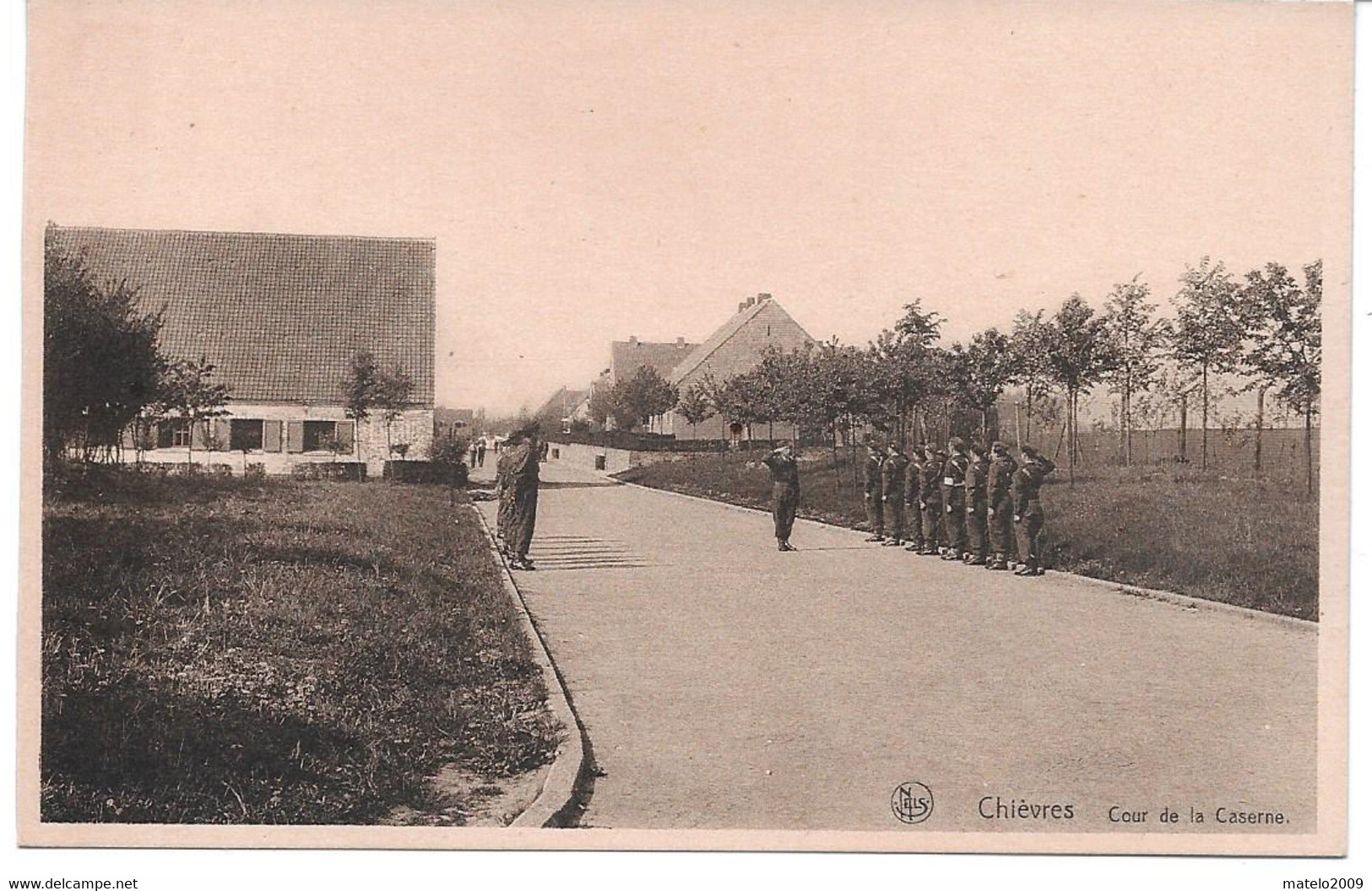 CHIEVRES (7950) Cour De La Caserne ( 8 Soldats Au Salut ) - Chièvres