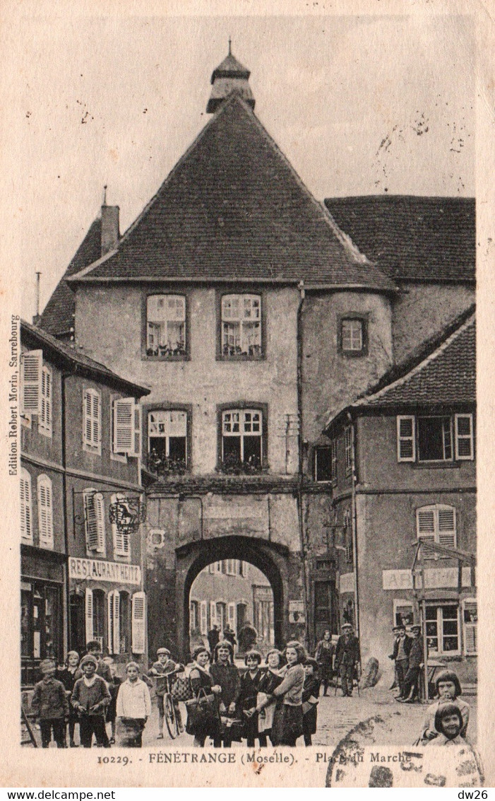 Fénétrange (Moselle) Place Du Marché (Albert Schweitzer) Animation Devant La Porte De France - Carte N° 10229 - Fénétrange