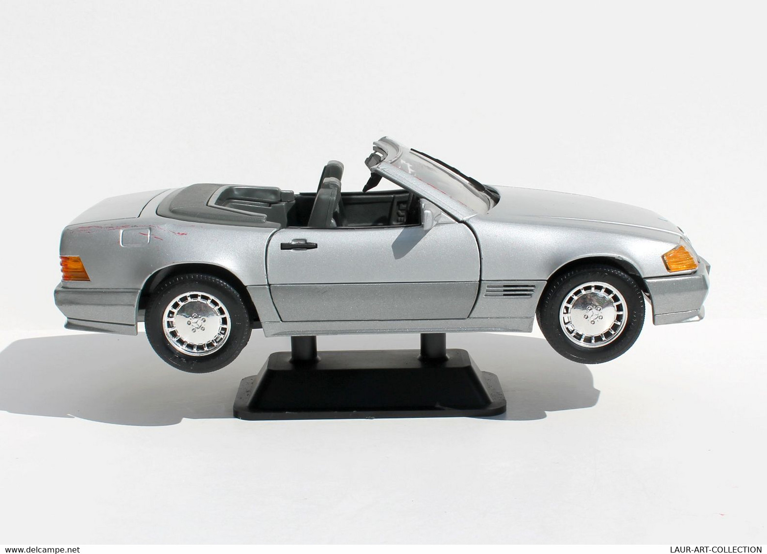 MERCEDES BENZ 500SL - 1989 - SUR SOCLE - ECH:1/18  VOITURE RÉDUIT CABRIOLET GRIS      (0507.11) - Burago