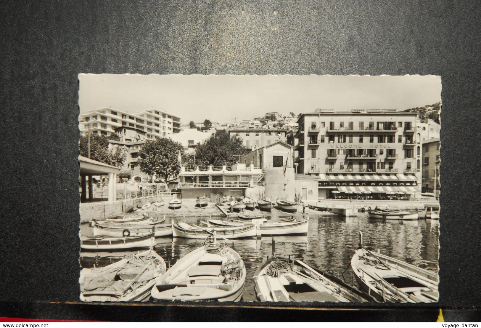 CP, 06, Villefranche Sur Mer Un Coin Du Port Et La Chapelle Saint Pierre - Villefranche-sur-Mer