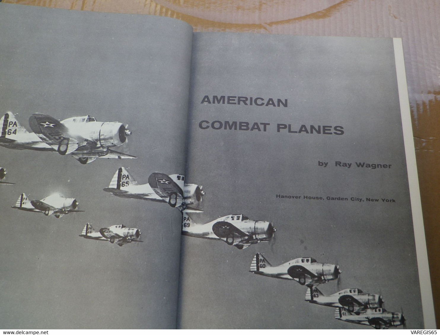 AMERICAN COMBAT PLANES - LES AVIONS DE COMBAT DES USA - RAY WAGNER - ANNEES 60 - TRES NOMBREUSES PHOTOS - 447 PAGES