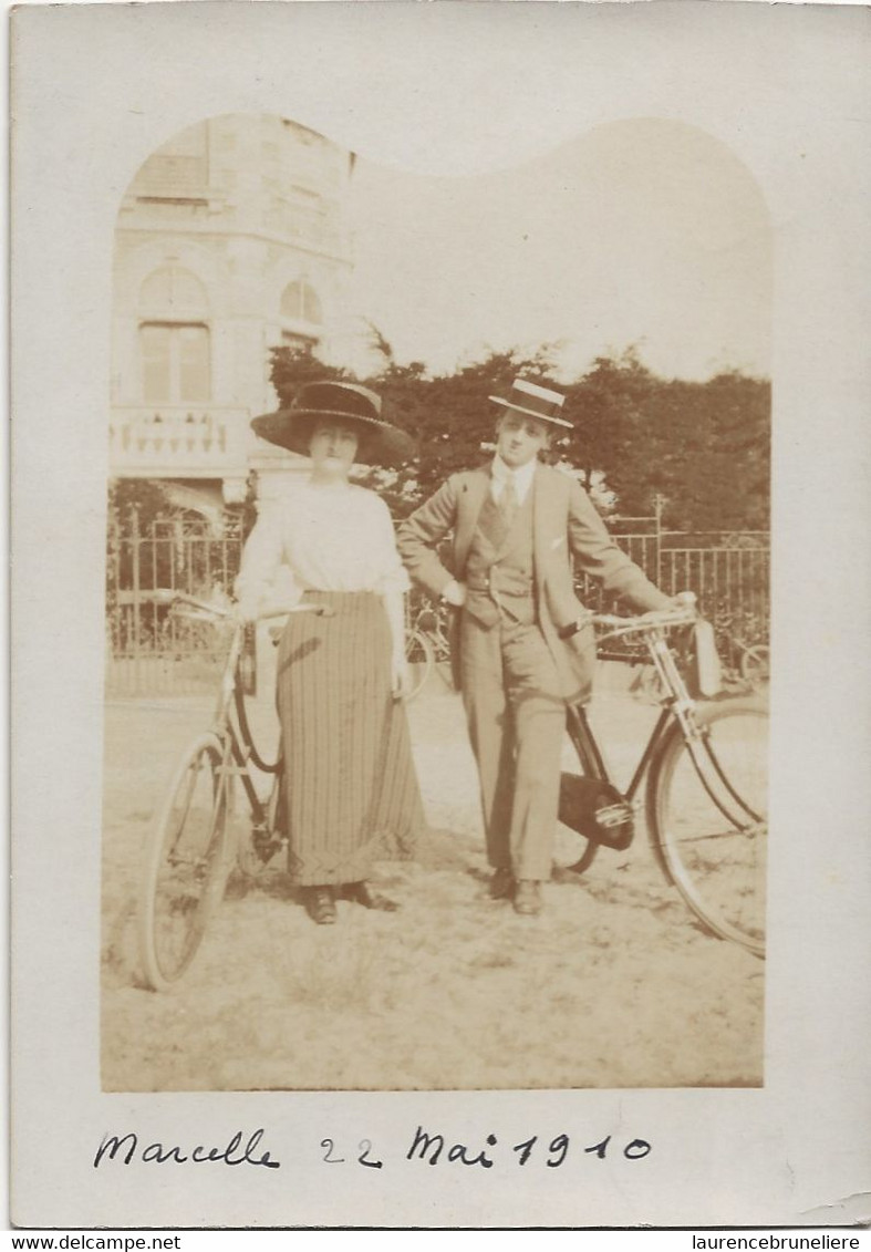 44  LA  BAULE  CARTE  PHOTO   LE  22  MAI   1910   COUPLE DE CYCLISTE  DEVANT LA  VILLA  EL  CID - La Baule-Escoublac