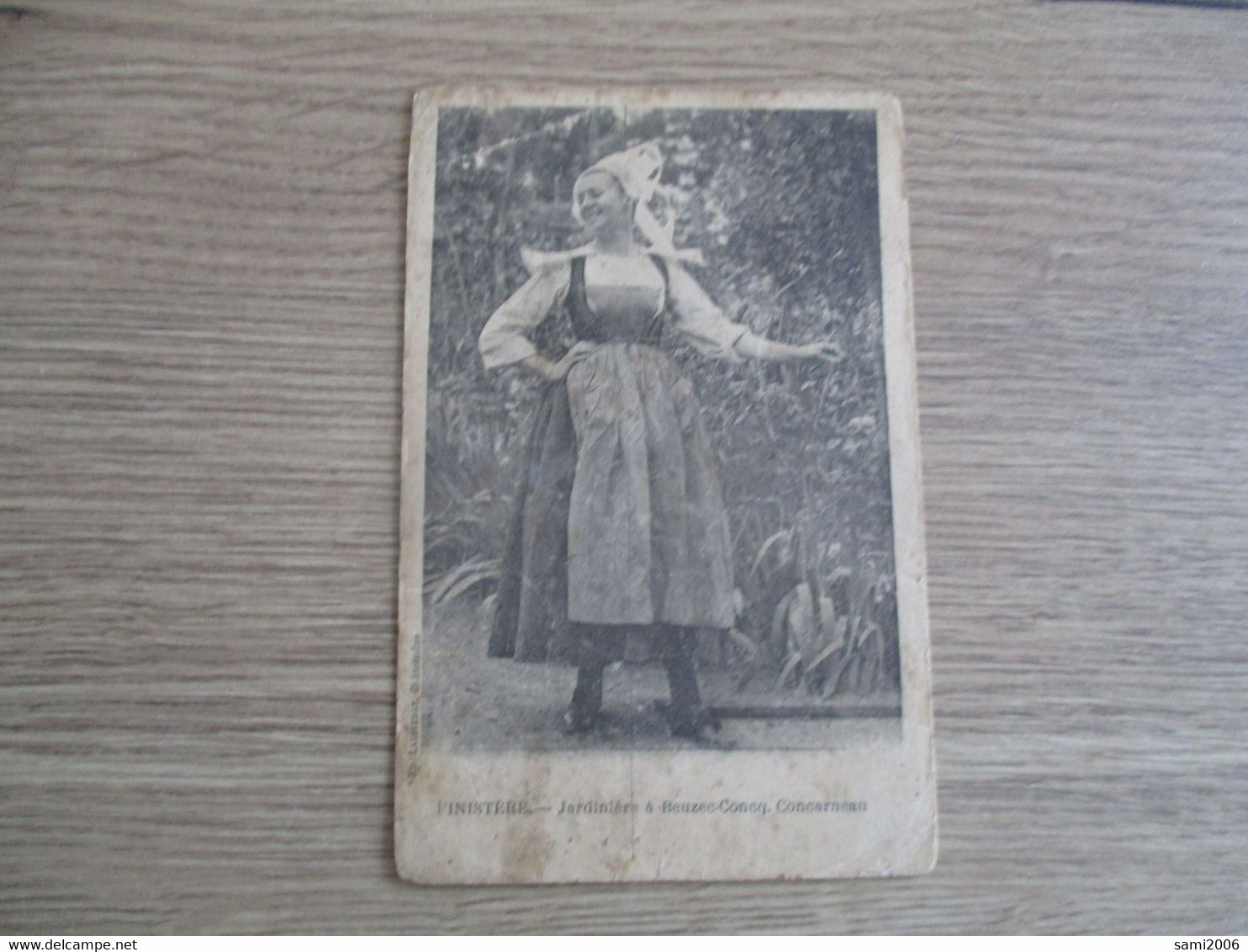 29 BEUZEC .CONCQ.CONCARNEAU JARDINIERE FEMME COSTUME COIFFE - Beuzec-Cap-Sizun