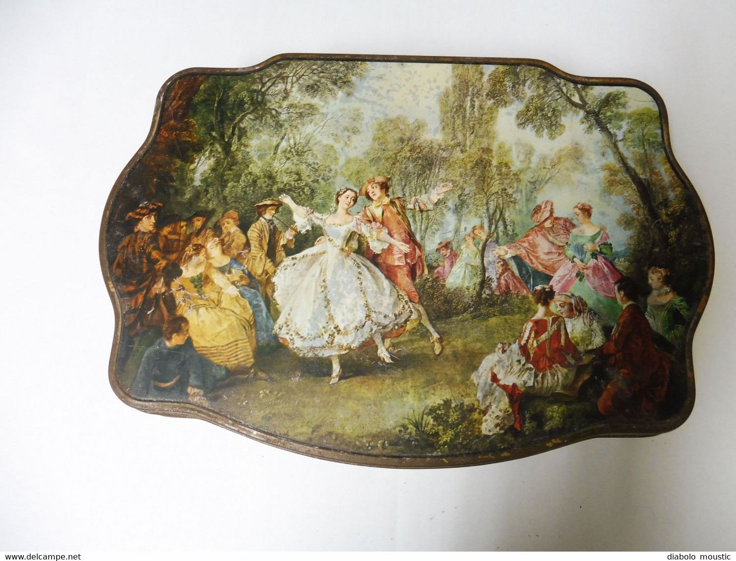 Boite-coffret  Pour Biscuits Saint-Michel  Décorée Par Un Tableau De WATTEAU (dim . 28cm X 20cm X 6cm) - Dozen