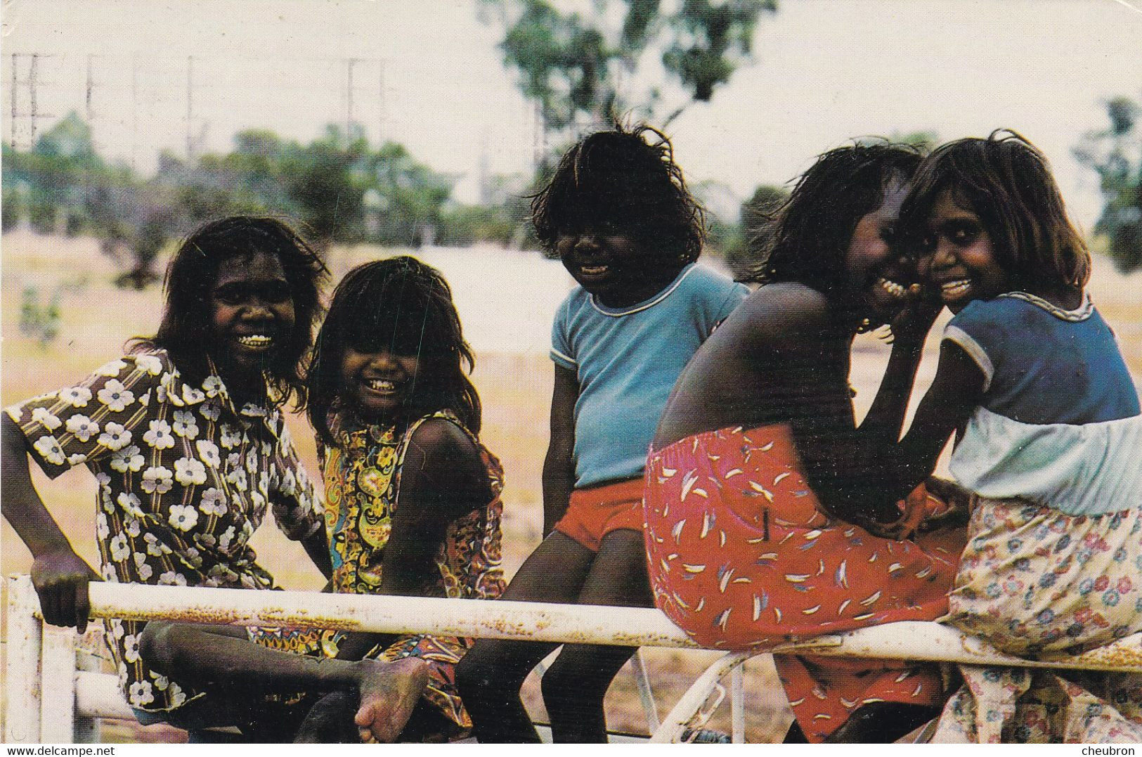 AUSTRALIE.  ABORIGINAL CHILDREN  PHOTOGRAPHED BY DENNIS SCHULZA. ANNEE 1983 +TEXTE - Aborigines