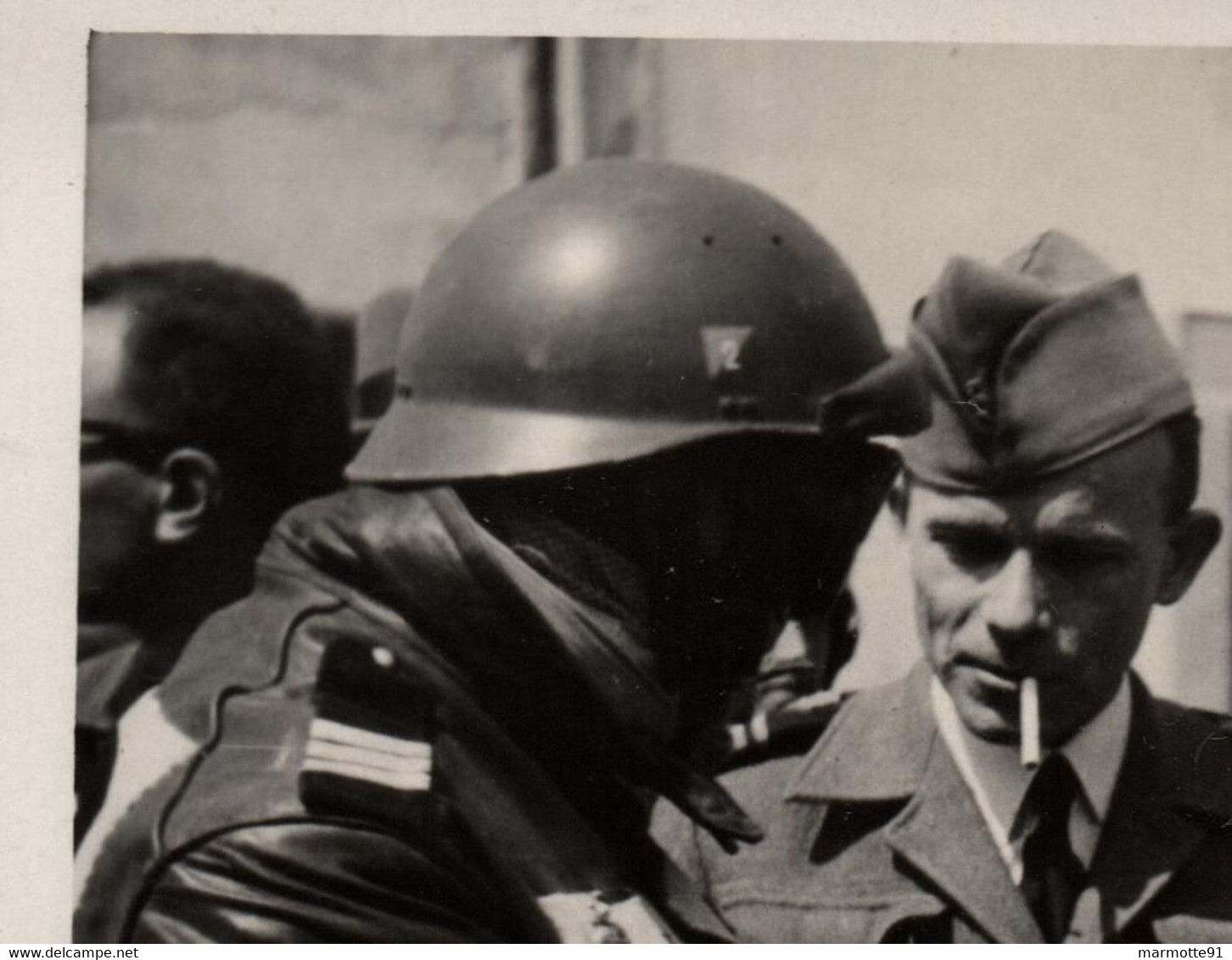 PHOTO CASQUE MOD. 1935 TROUPES MOTORISEES AVEC INSIGNE ??? 2e CHASSEURS D AFRIQUE  VERS 1949 - Casques & Coiffures