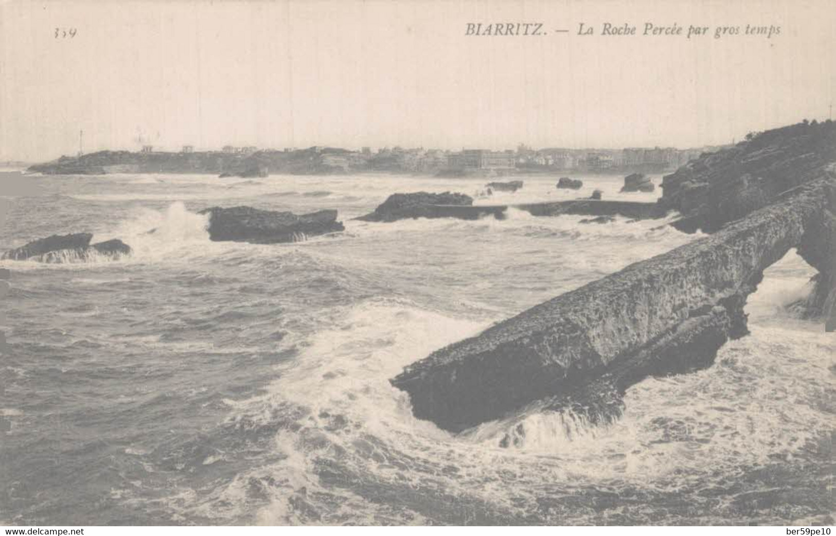 64 BIARRITZ  LA ROCHE PERCEE PAR GROS TEMPS - Bearn