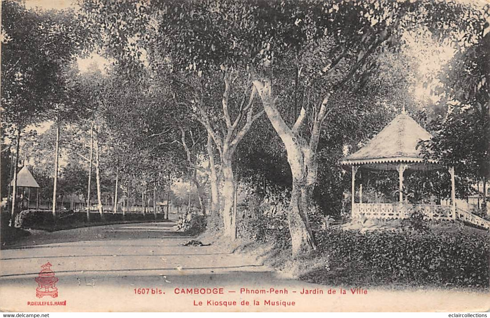 Cambodge    Phnom-Penh     Jardin De La Ville. Le Kiosque A Musique     (voir Scan) - Cambodia