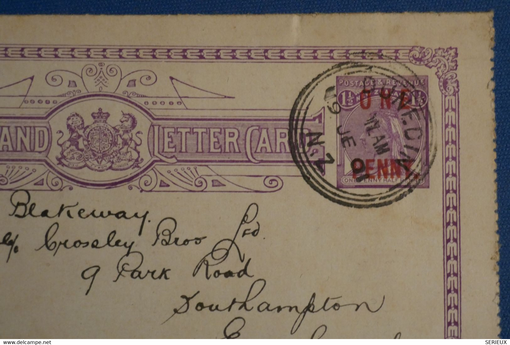 AK5 NEW ZEALAND BELLE CARTE DOUBLE   1901 DUNEDIN  POUR SOUTHAMPTON  ENGLAND++++SURCHARGE ROUGE + AFFRANCH.PLAISANT - Covers & Documents