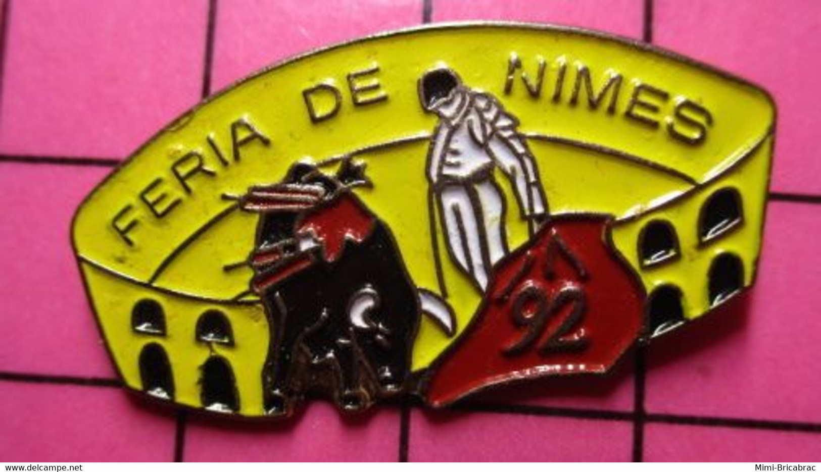 313f Pin's Pins / Beau Et Rare / THEME : SPORTS / TAUROMACHIE CORRIDA FERIA DE NIMES ARENES TORERO VACHE TORO ! - Tauromachie - Corrida