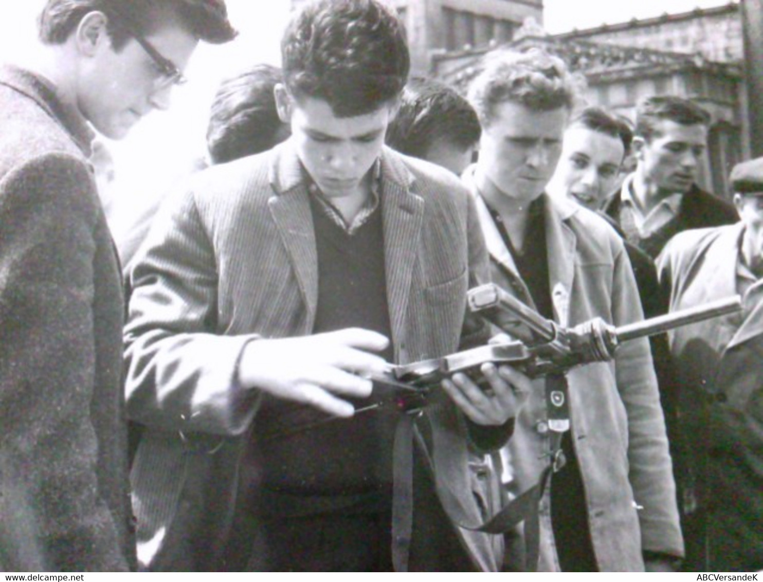 Originalfoto Gerd Kreutschmann. Nachkriegszeit Berlin. Männer Mit Waffen - Signierte Bücher