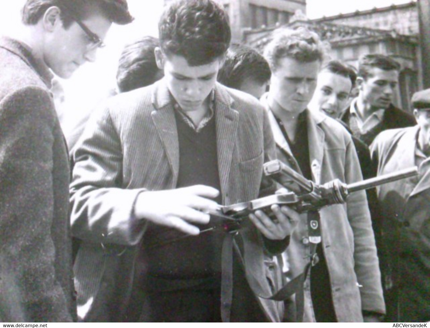 Originalfoto Gerd Kreutschmann. Nachkriegszeit Berlin. Männer Mit Waffen - Libri Con Dedica