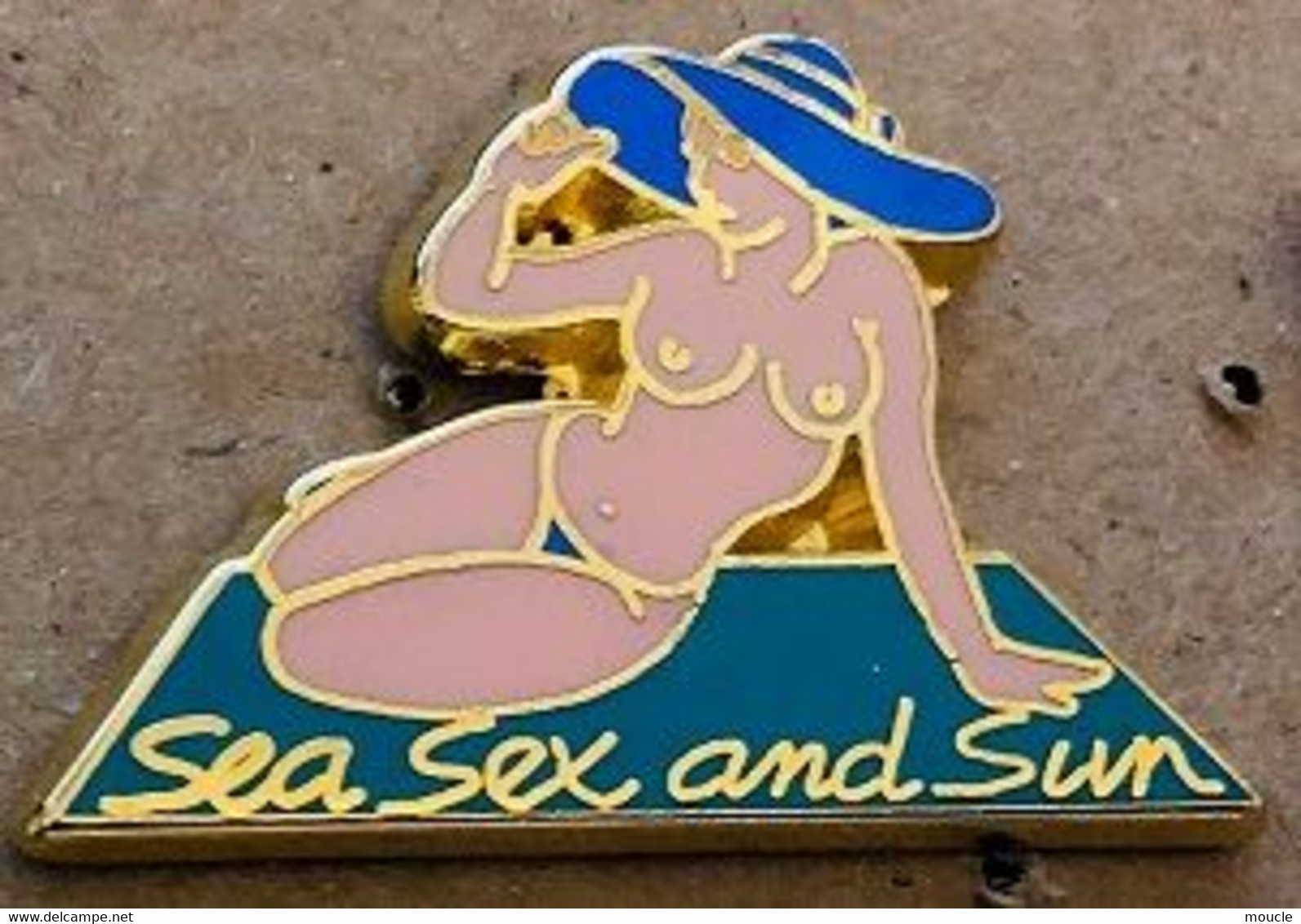 PIN UP AVEC CHAPEAU BLEU -  ASSISE - SEA SEX AND SUN - ELIXYR  - PIN-UPS - LADY - WOMAN - EGF -    (22) - Pin-Ups