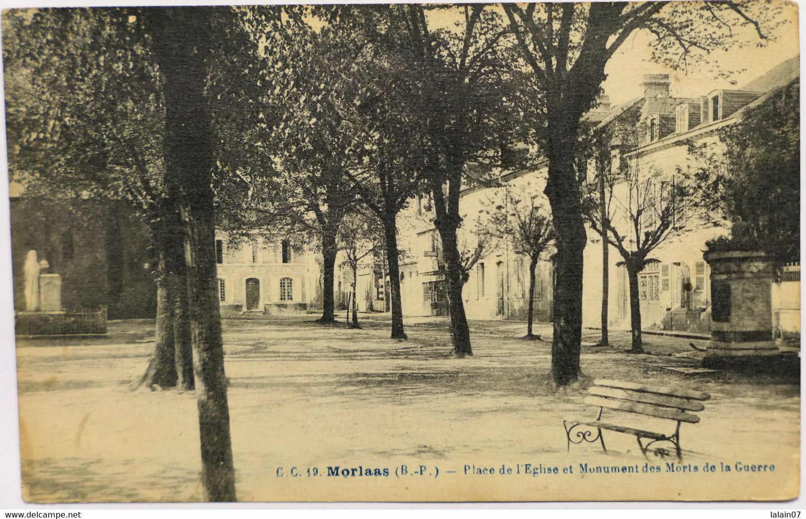 C. P. A. : 64 : MORLAAS : Place De L'Eglise Et Monument Aux Morts De La Guerre - Morlaas