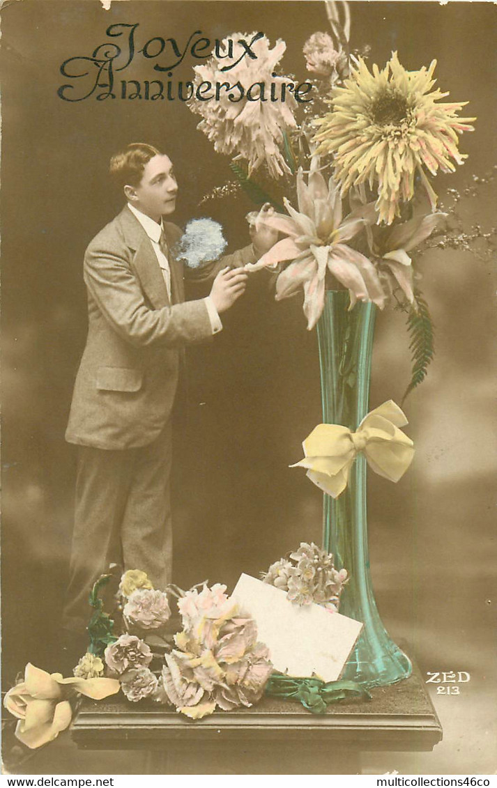 170122 - FANTAISIE SURREALISME - Joyeux Anniversaire - 1917 TINCHEBRAY - Homme Devant Vase De Fleurs Dahlia Rose - Anniversaire