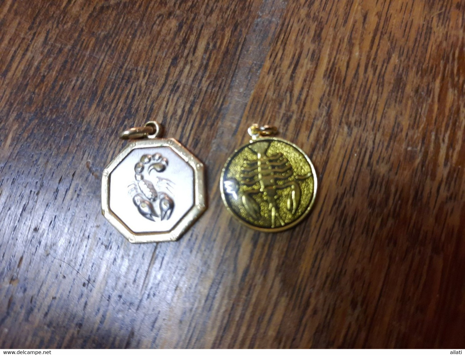 Deux Médailles Signe Du Scorpion - Pendants