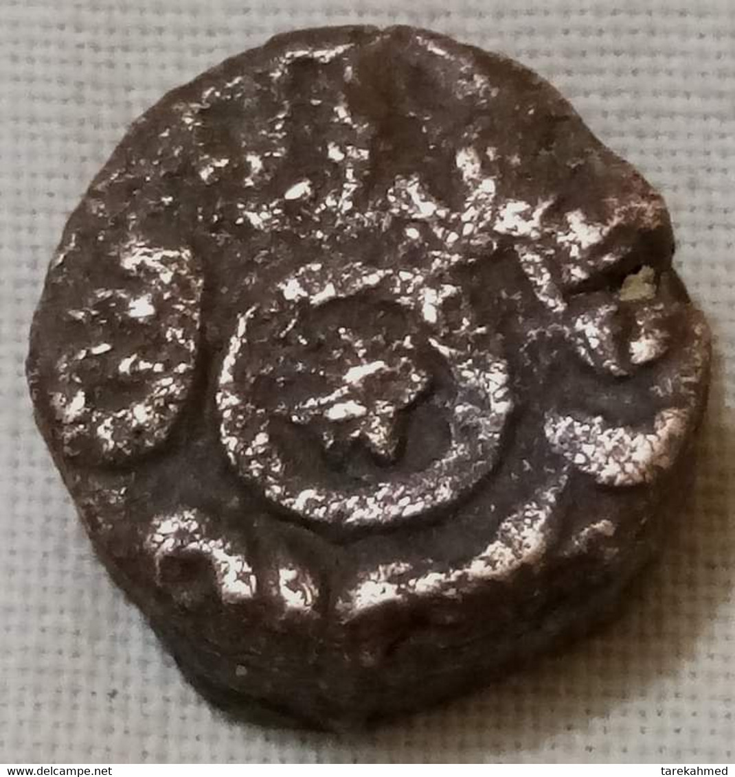 Egypt Umayyad , VV Rare Fals 65 AH .. Fustat Mint , Bronze 2.4 Gm  . Six Pointed Star In The Middle . Gomaa - Islamiques