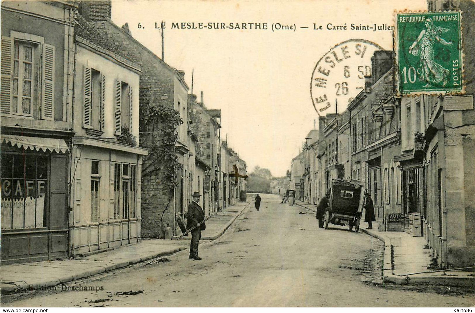 Le Mesle Sur Sarthe * Mêle * Le Carré St Julien * Café * Automobile Voiture Ancienne - Le Mêle-sur-Sarthe