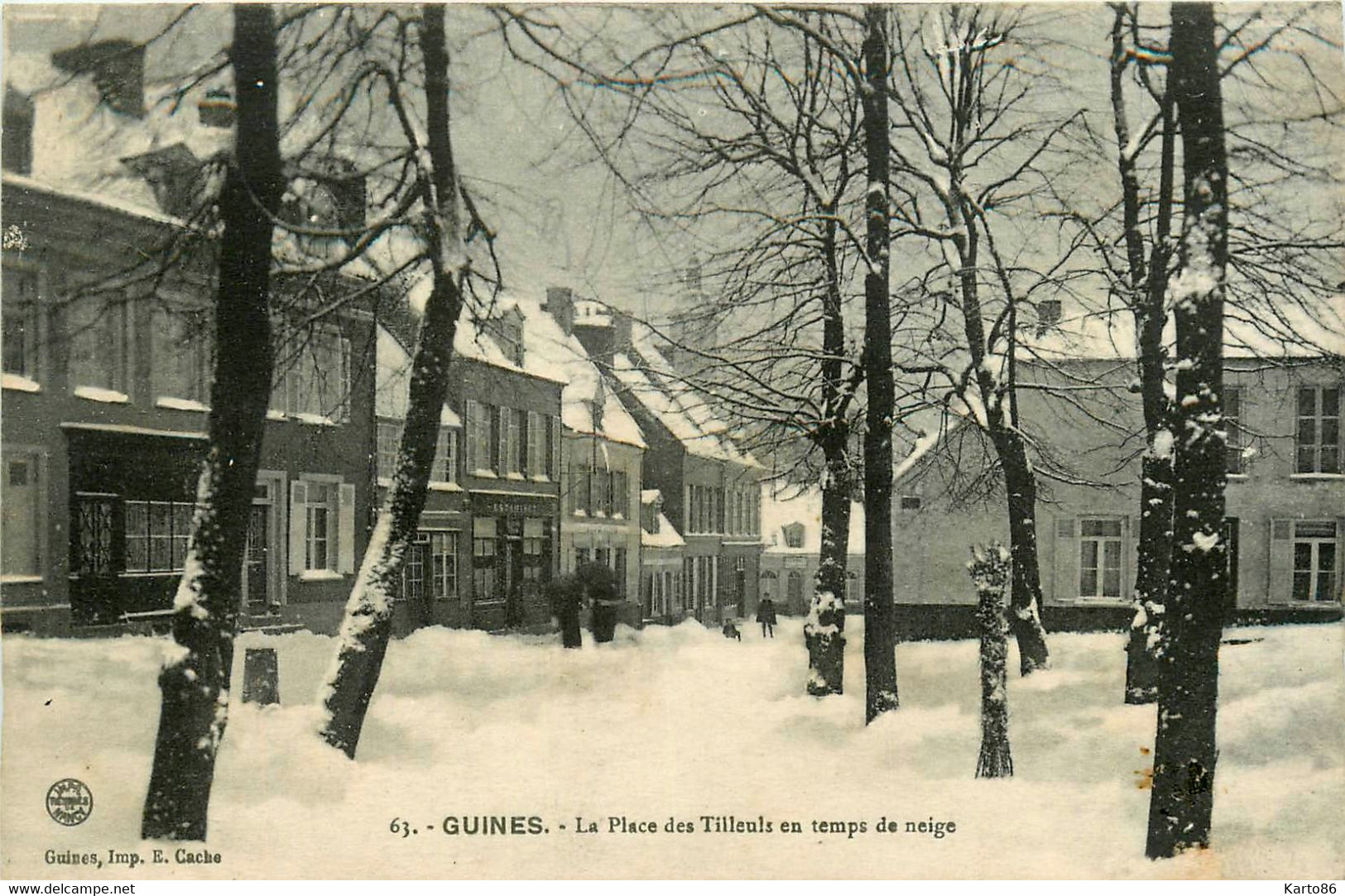 Guines * La Place Des Tilleuls En Temps De Neige * Estaminet Bar Café - Guines