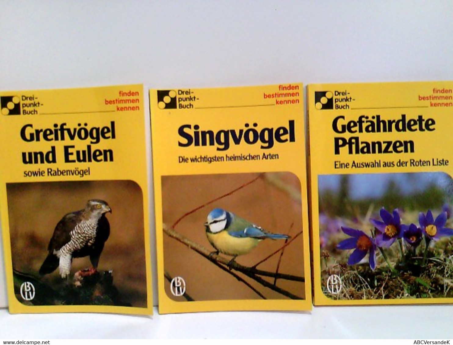 Konvolut Bestehend Aus 3 Bänden, Zum Thema: Greif- Und Singvögel, Gefährdete Pflanzen. - Botanik