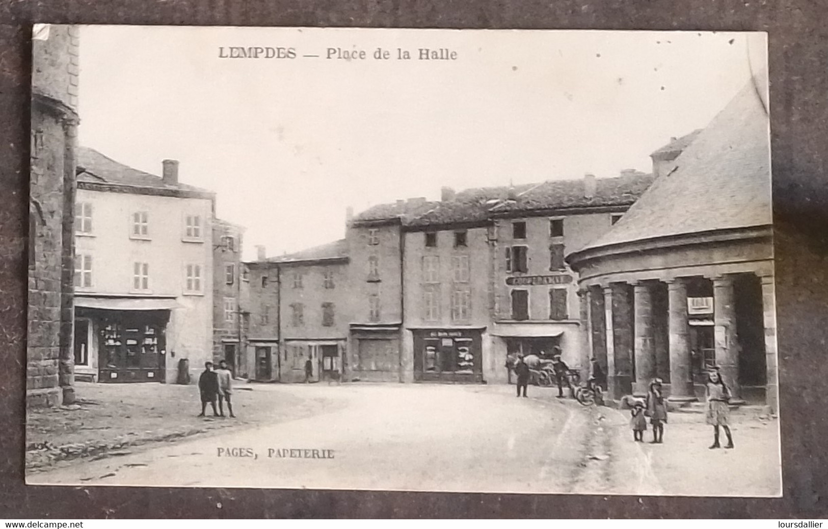 Carte Postale 63 LEMPDES Place De La Halle - Lempdes