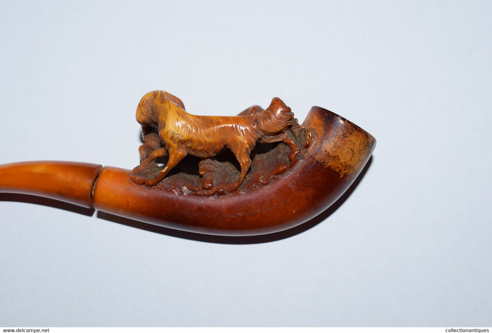 Ancienne Pipe En écume De Mer Patinée Sculptée (Meerschaum) Et Ambre Représentant Une Scène De Chiens XIXème - Pipes En écume