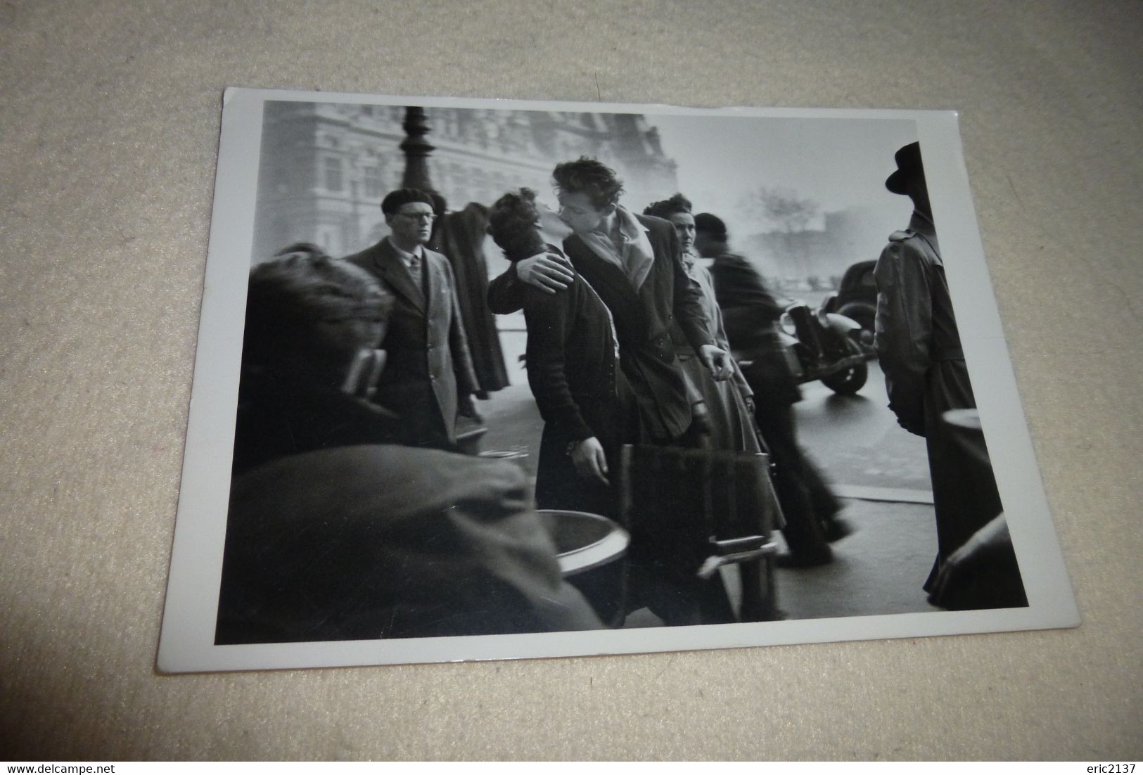 BELLE CARTE PHOTO .."KISS BY THE HOTEL DE VILLE..PARIS 1950..".. - Doisneau