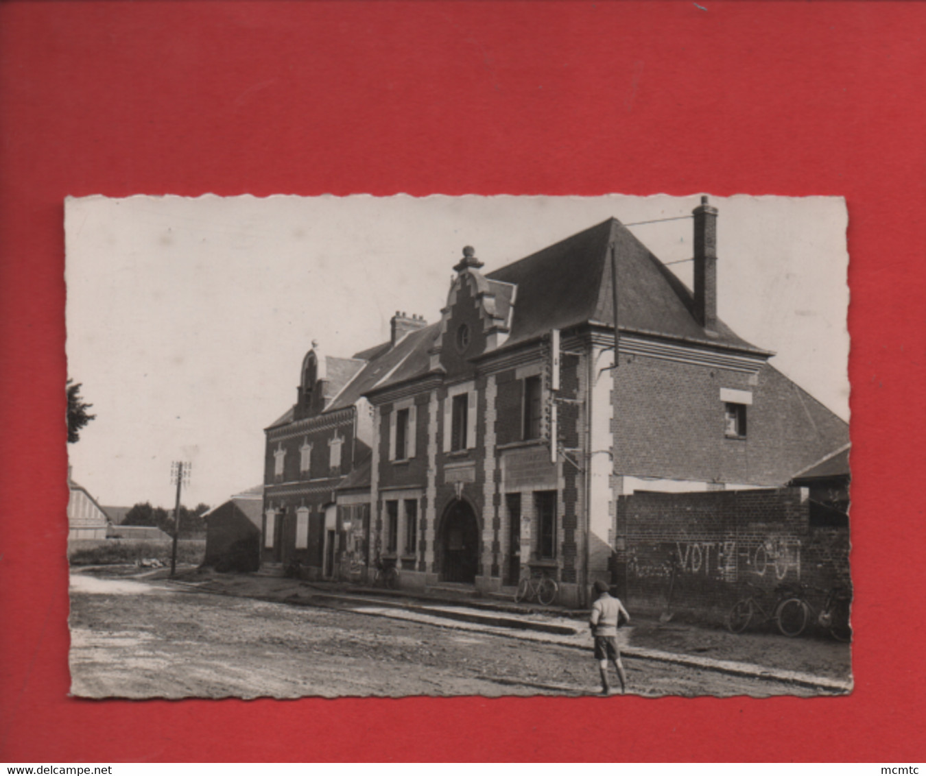 CPSM Petit Format - Beuvraignes    -(Somme) - La Mairie - Beuvraignes