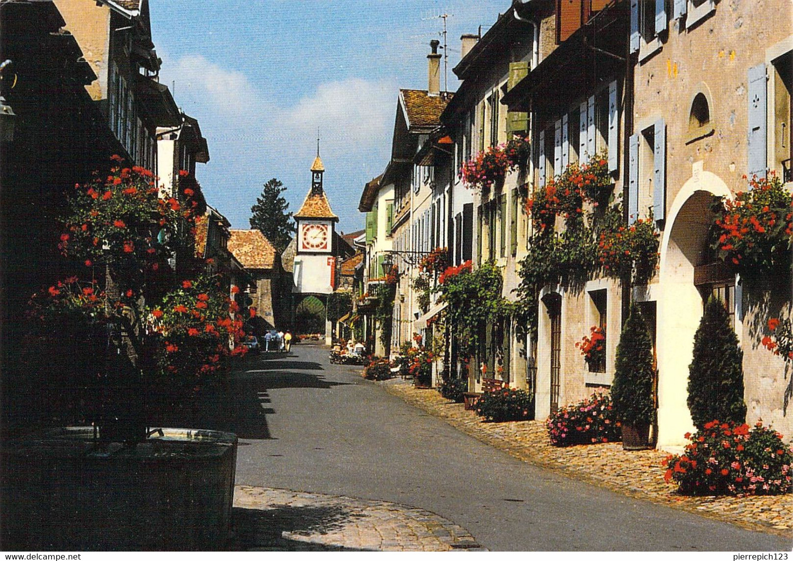 Saint Prex - Rue Du Village - Au Fond, La Tour De Saint Prex Ou Tour De L'Horloge - Saint-Prex