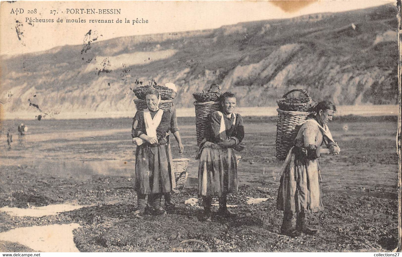 14-PORT-EN-BESSIN- PÊCHEUSES DE MOULE REVENANT DE LA PÊCHE - Port-en-Bessin-Huppain