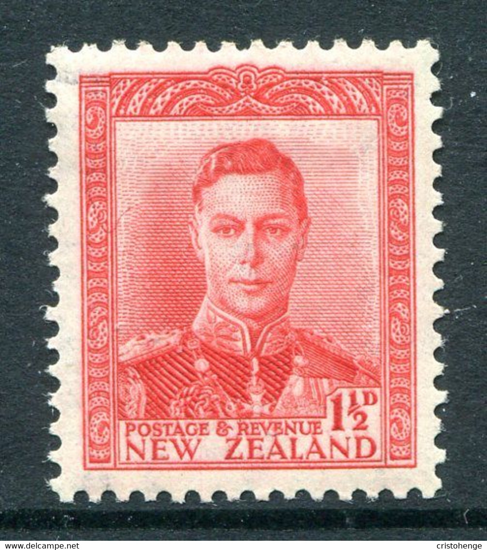 New Zealand 1938-44 King George VI Definitives - 1½d Scarlet HM (SG 608) - Ongebruikt