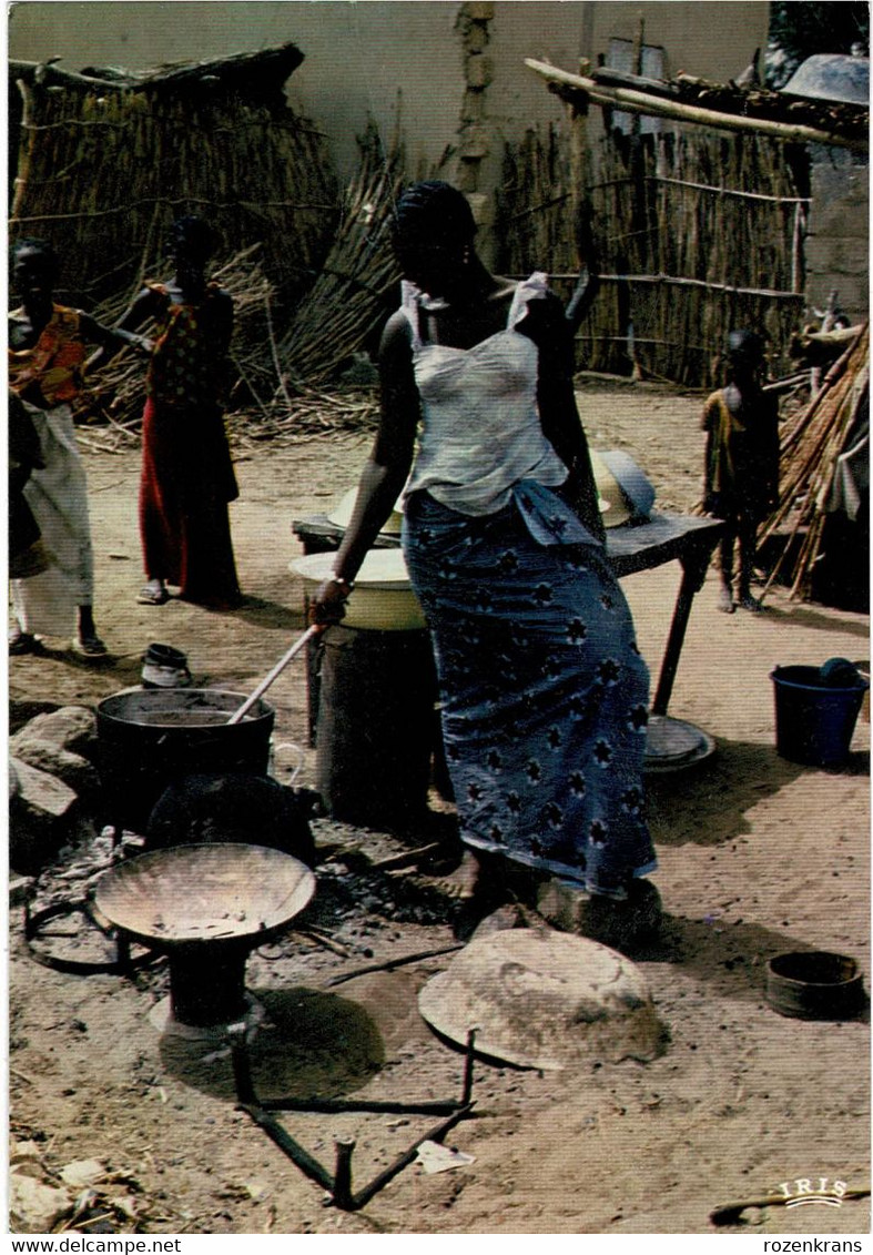 Beautiful African Woman Cooking Belle Cuisine Fille Africaine Gambia Gambian Native Scene CPA Grand Format Groot Formaat - Gambia