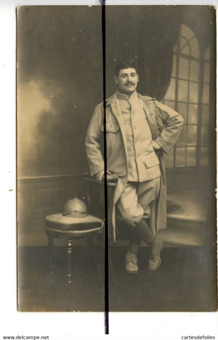 CARTE PHOTO MILITAIRE . CPA . D50 . Équeurdreville . Soldat Avec Un Casque  Qui Pose Pour La Photographie . 22/9/1919 - Equeurdreville
